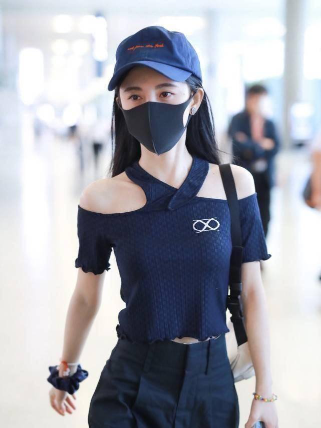 第一美女"鞠婧祎现身,精修图确实美艳,生图却判若两人_个子_身材_因为