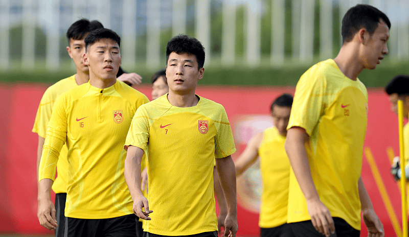 战术泄漏球迷拿手机拍下国足训练极端情况7分力压泰国出线