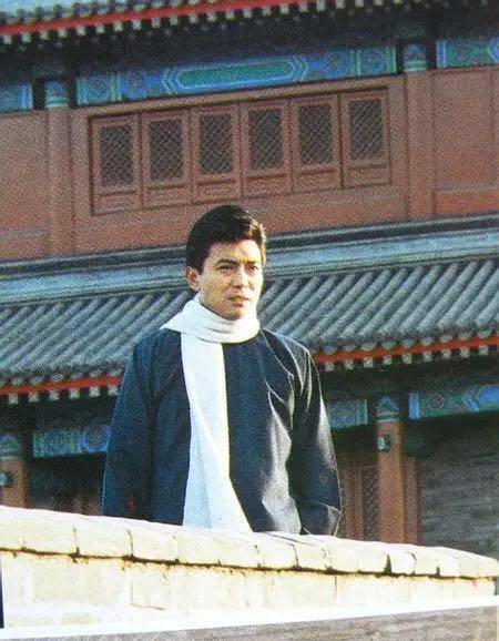 只是最终长大以后,三兄弟都爱上了婉君,最终柏健离家出走,多年以后,柏