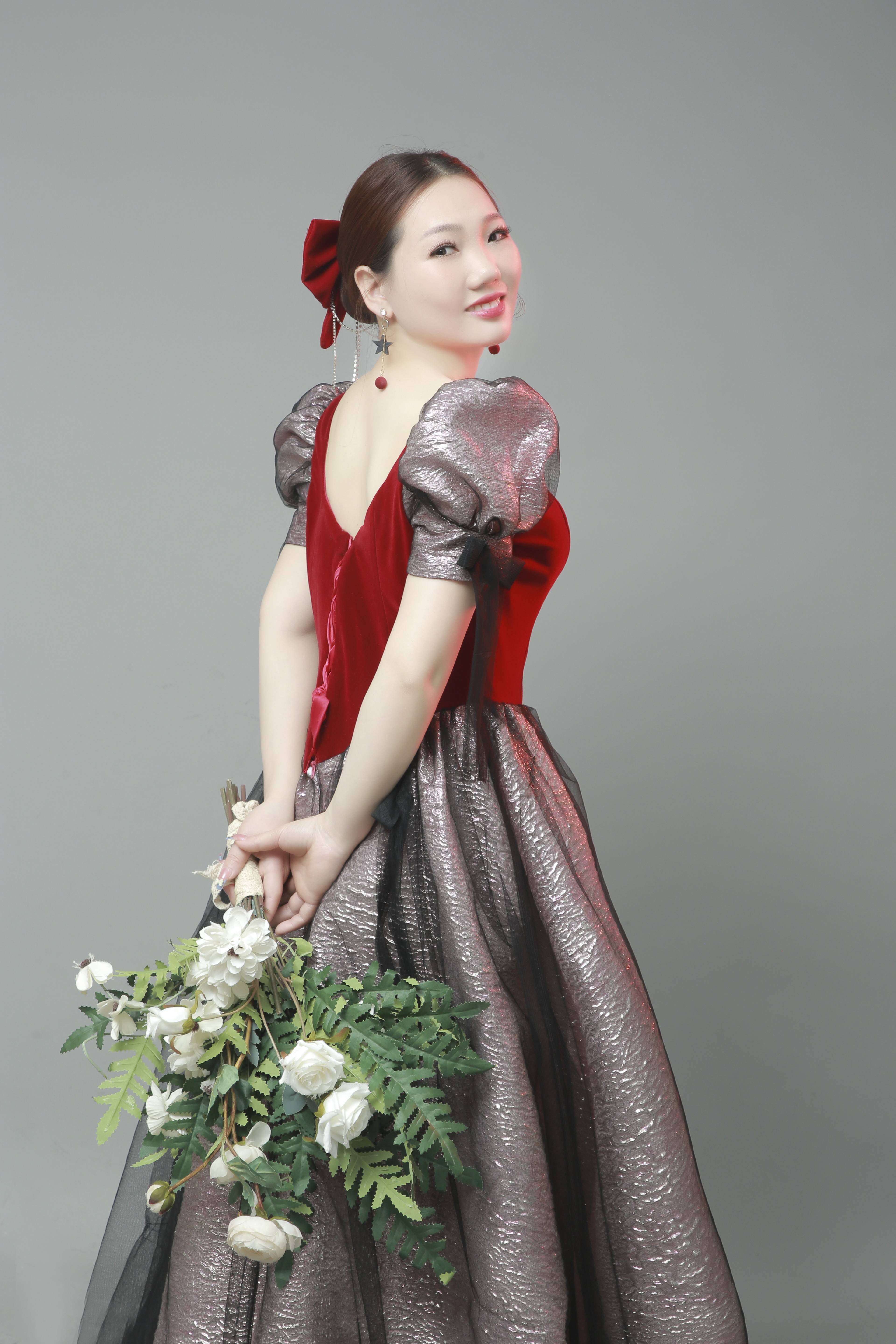 探索时尚之美彭雨琴闪耀女性魅力的未来之星