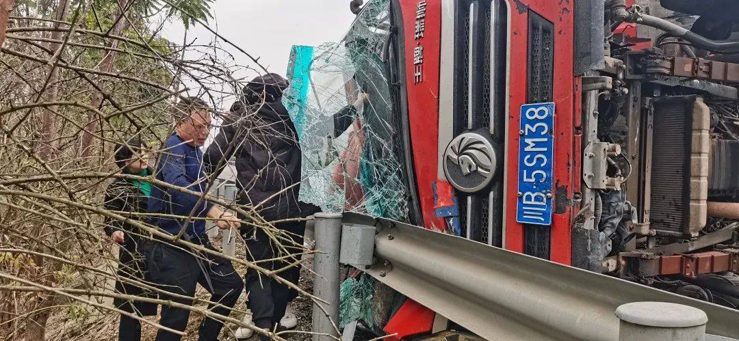 点赞高速路上遇货车侧翻富临医院医生紧急施救