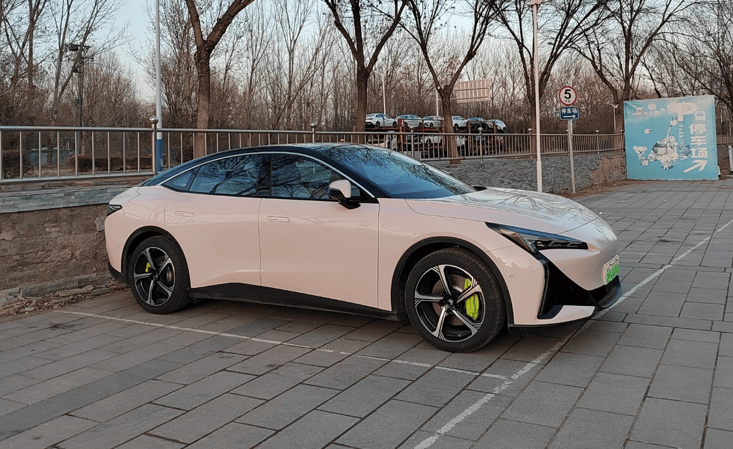 极狐阿尔法s5实车现身,风阻低过小米su7,配530马力/续航708km_搜狐