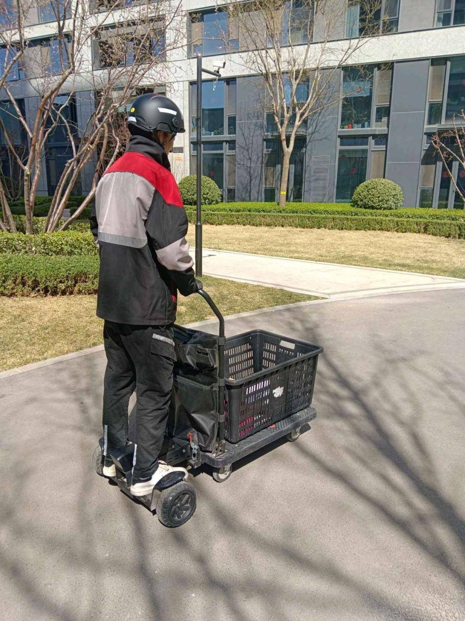 顺丰在庄里试点电动平板车 助力末端收派"最后一公里"_小哥_居民小区