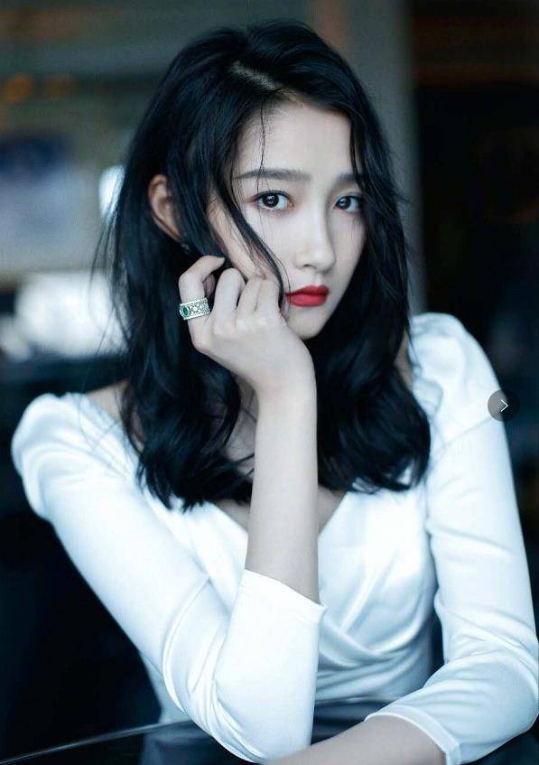 关晓彤如今演绎事业是平步青云,前途不可限量.