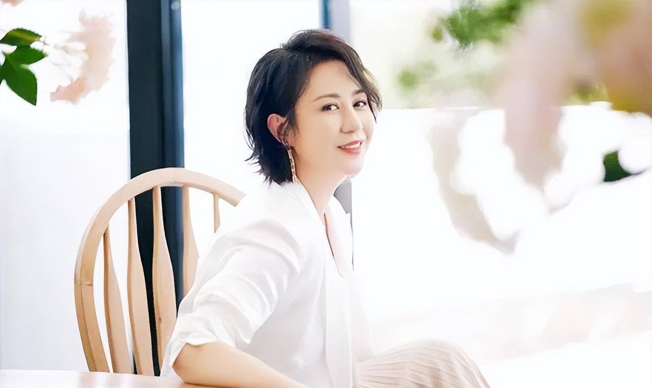 患癌女孩为自己举办追悼会,亲友哭成一片,她笑怼:给我憋回去_王越