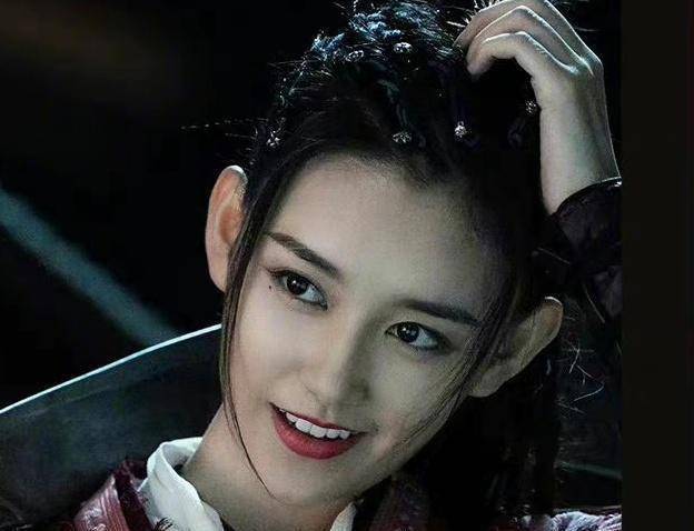 对比童年的资源,蒋依依长大后的资源虐的不止一点.