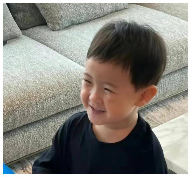 沈腾儿子近况曝光出门黏妈妈身材像王琦被偷拍很自信