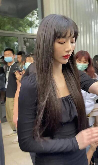 刘雨昕帅气,虞书欣甜美,谢可寅成门面担当_气质_镜头_喻言