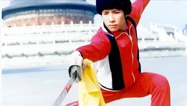 在母亲麦宝婵的训练下,甄子丹开启了他的武术之路.