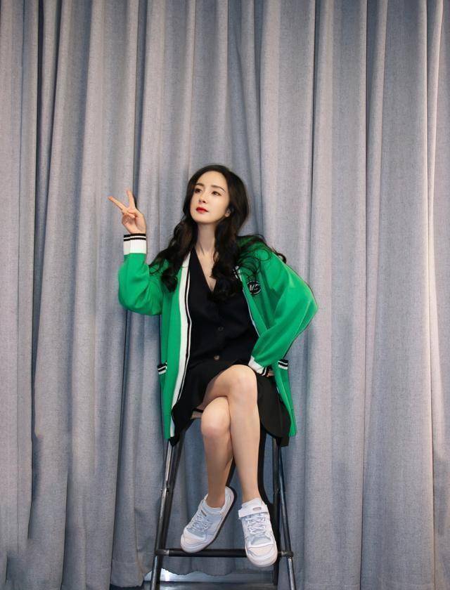 原创原创腿精杨幂这次也失手啦穿宽松衣搭休闲裤显臃肿大腿好明显