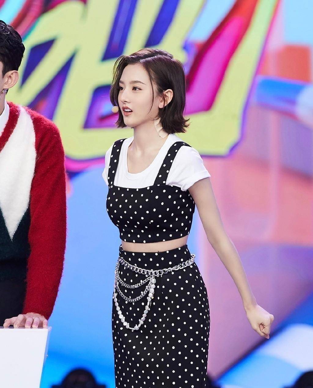 原创"小哪吒"越来越迷人,一身波点西装裙搭配短靴,小蛮腰抢镜_祖儿