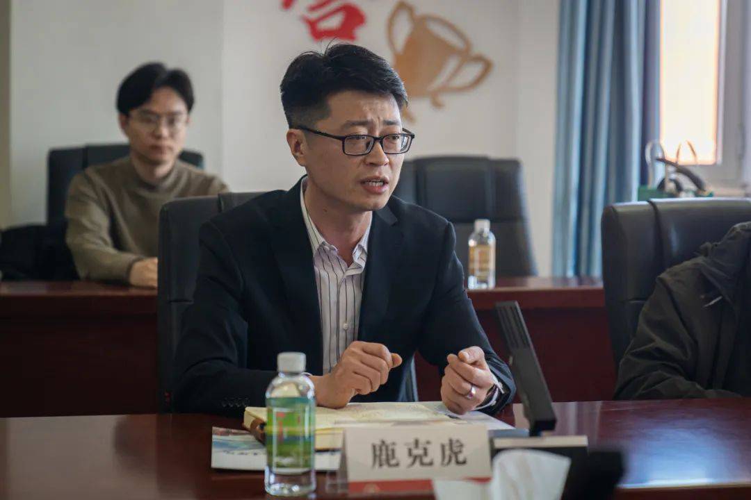 李京平董事长代表学校致欢迎辞,对众多文物专家学者到校参加"文物修复