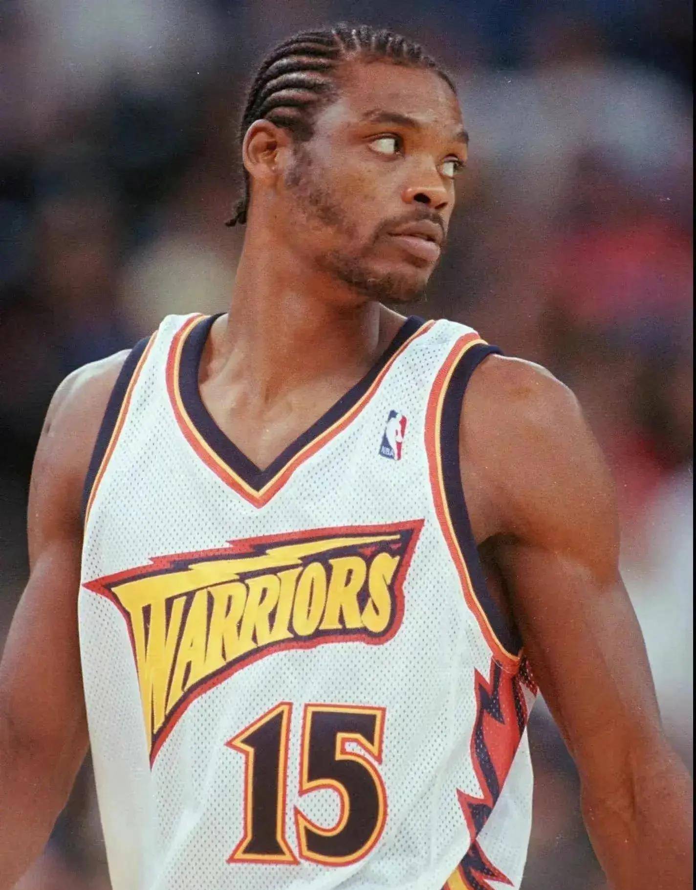 球裤中心是70-80年代的地图版队徽图案.