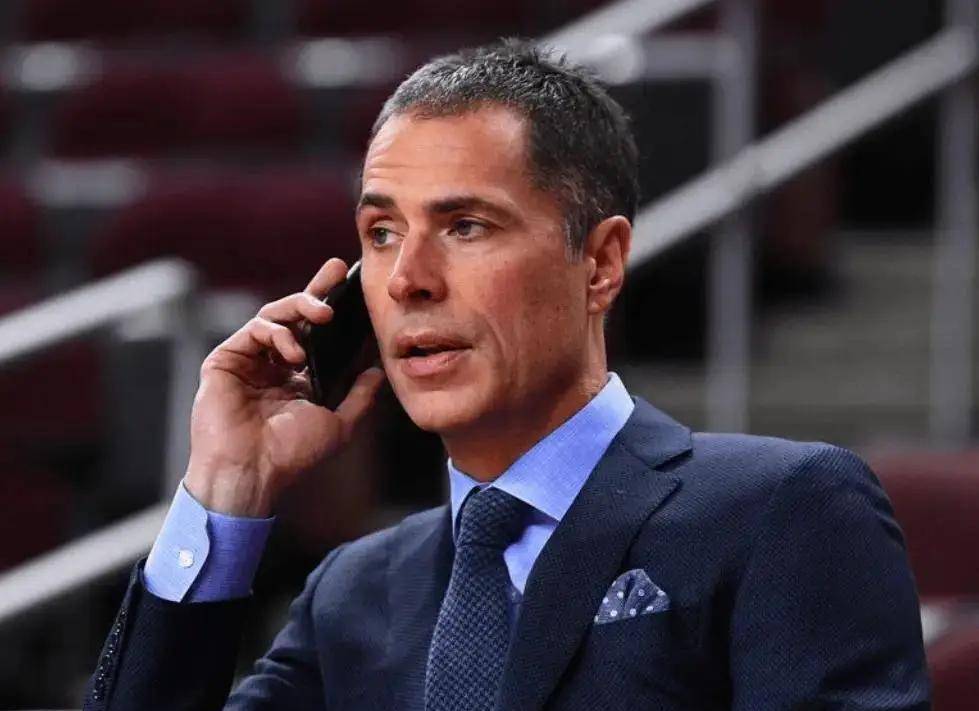 将其与同年的57号选秀权所罗门希尔以及未来的二轮秀交易给了老鹰队