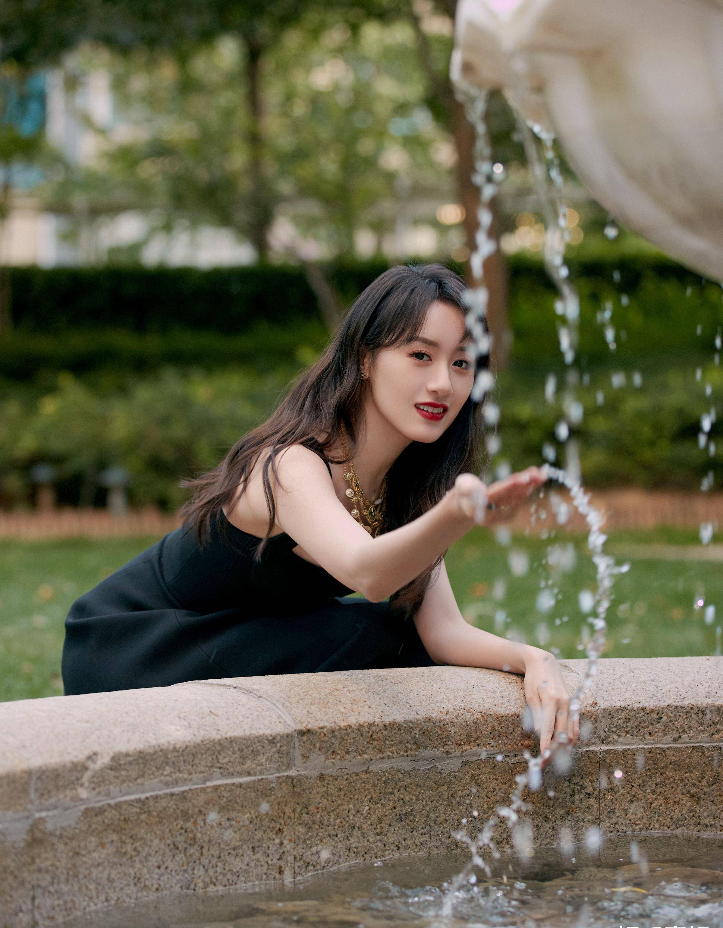 袁冰妍流金港风造型好惊艳!烈焰红唇搭配小黑裙,身材凹凸有致