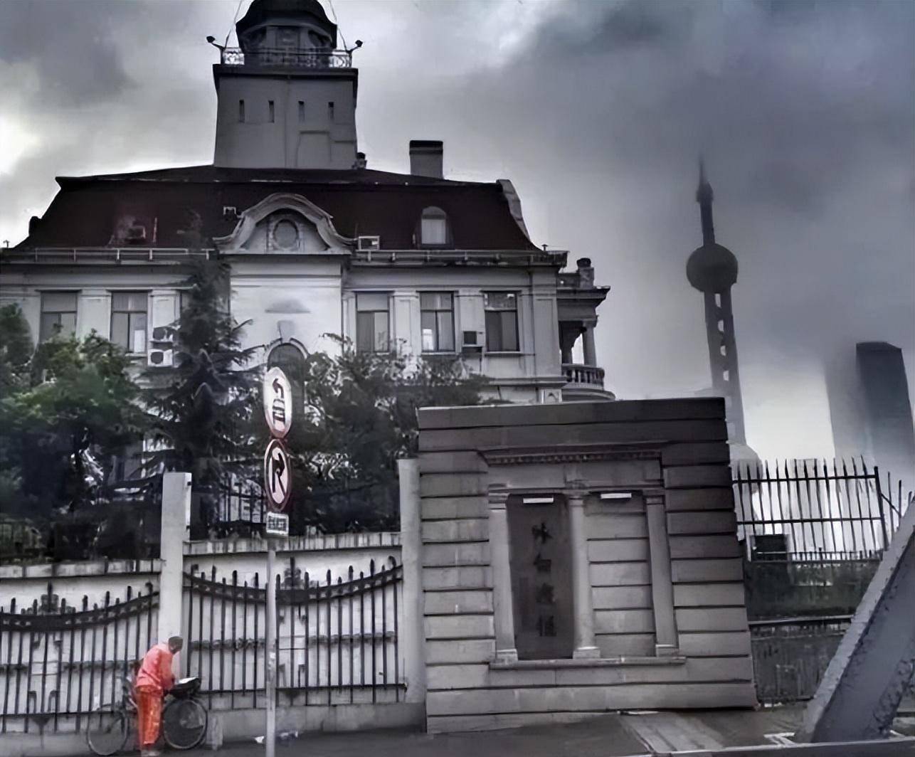 袁雨萱出生富贵,家住闵行区大庭院的联排别墅,每天红酒助眠是标配,还