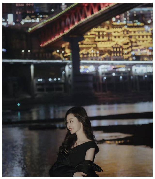 原创宋轶逛洪崖洞穿唐装美艳周也金发与王诗龄合影