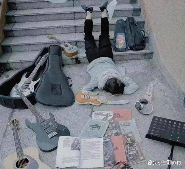 不同专业学生假摔炫富都炫什么看到医学生不好意思打扰了