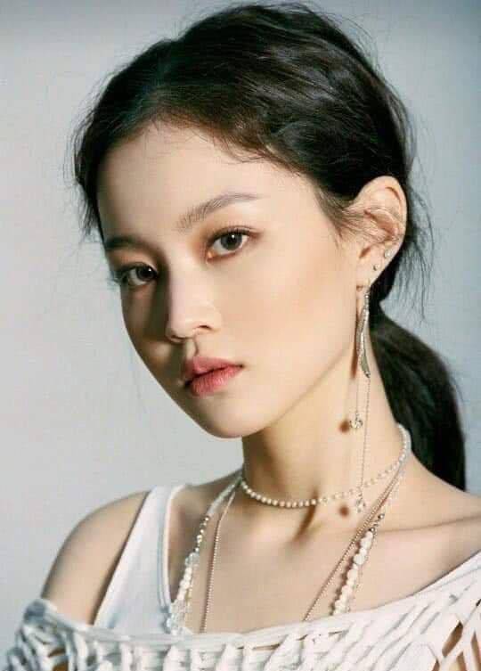 没想到李夏怡还可以消化这种风格.这组照片则是给人扑面而来