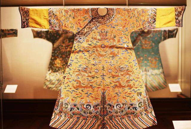 皇帝穿着的龙袍之上绣有几条龙为啥不多绣几条在上面