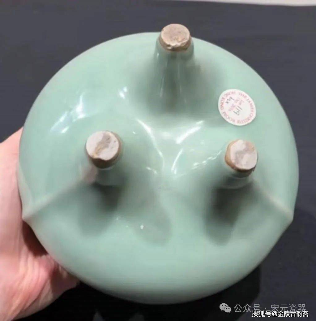 龙泉窑三足鬲式炉真假对比