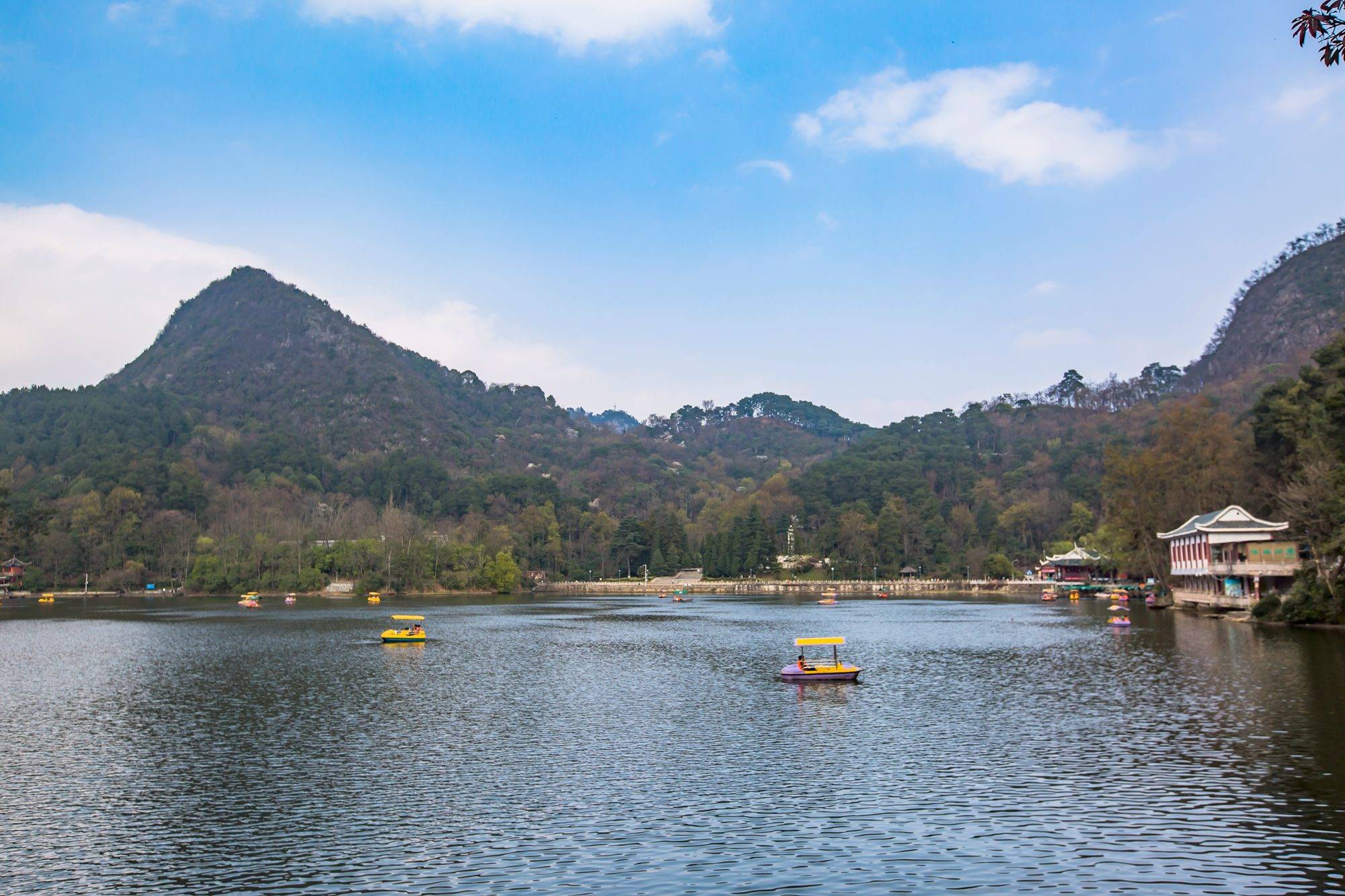 贵阳黔灵山公园,集自然风光,民俗风情于一体,是休闲游的好去处