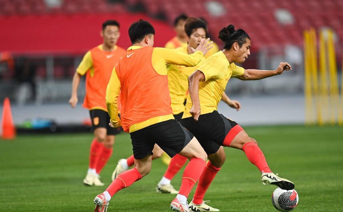 原创国足训练已经公开对新加坡的首发阵容王上源单后腰费南多首发