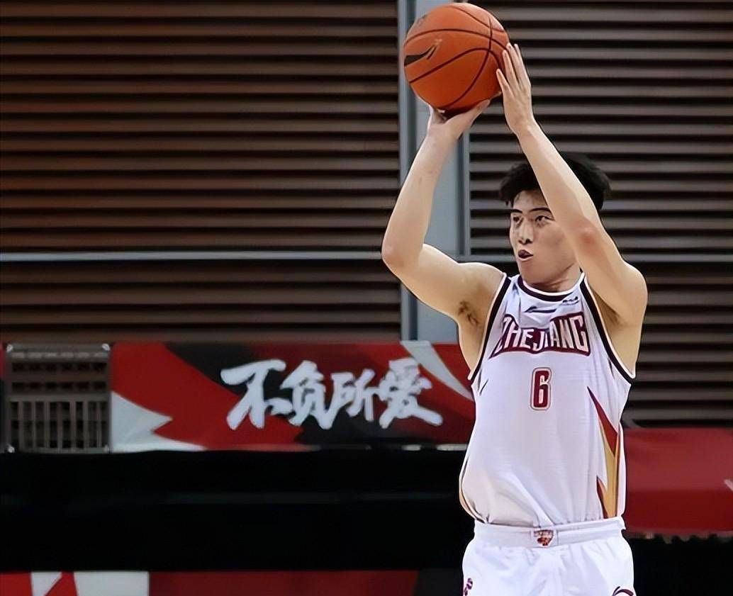 浙江男篮以于嘉豪,陆文博,程帅鹏,王一博,盖力的阵容回应,但吴前胰换