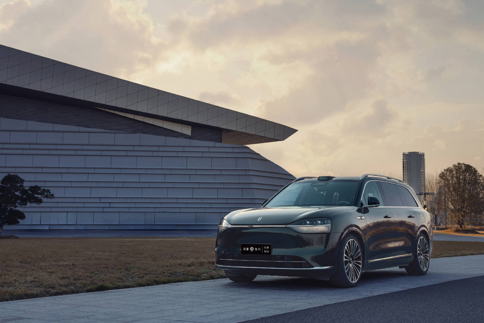 "韩风进一步分析,"问界m9 2月销量为5251辆,已经逼近宝马x5.