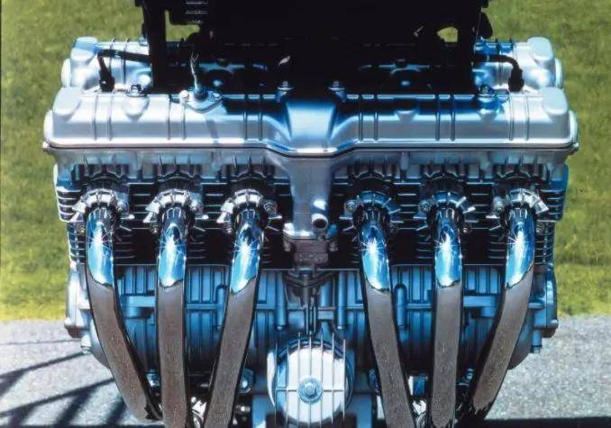 虽然在cbx问世之前就曾出现过6汽缸引擎车款,但cbx却是史上第一台搭载