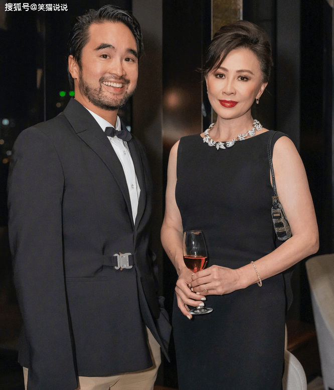 原创刘嘉玲晒照与水果娜孔孝真合照显优雅与梁朝伟牵手好恩爱