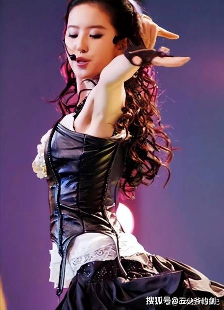 原创35岁刘亦菲为何无人敢娶当她撩裙子那一刻网友这谁顶得住