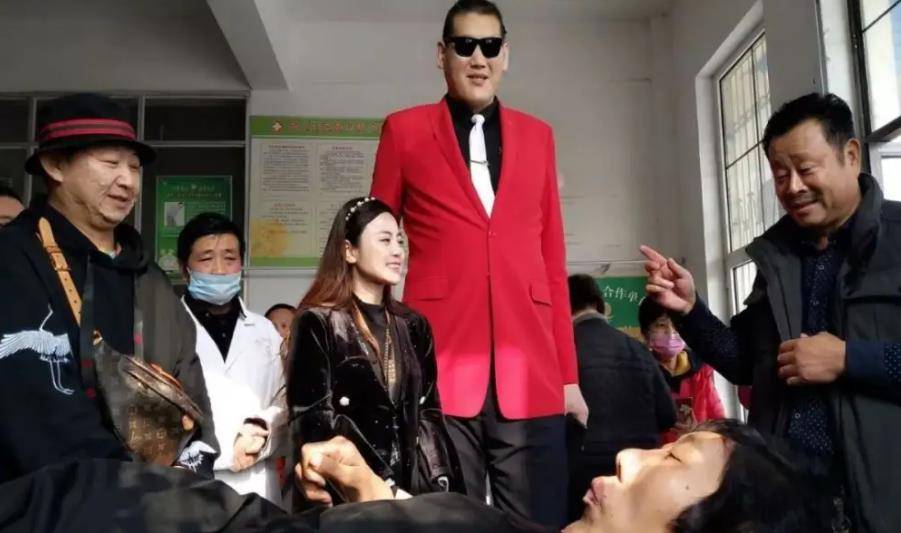 原创亚洲第一巨人张欢身高238米19岁退役曾与女星网红传绯闻