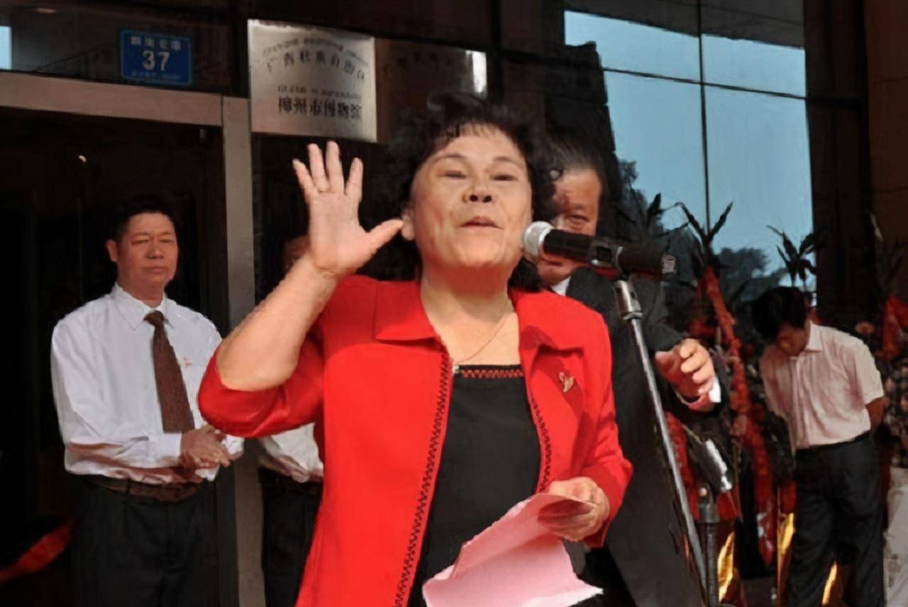 原创金嗓子失声江佩珍创办金嗓子盛极一时如今74岁沦为老赖