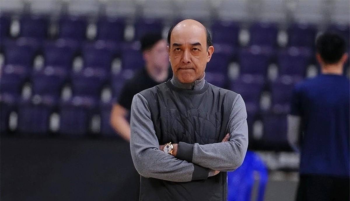 新疆主帅阿的江妻子年过50仍气质十足女儿阿迪娜太美了