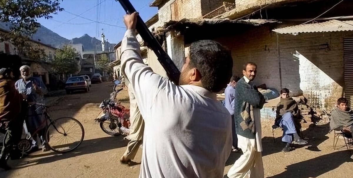 这个村庄多厉害有600家枪械小作坊ak47随处可见卖出白菜价