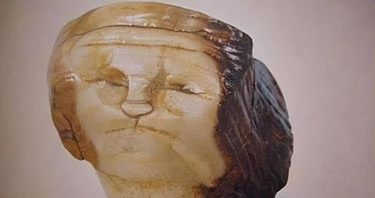 来到同伴身边后,赵立云才看清了一直被前者高举在半空的奇石:通体近乎