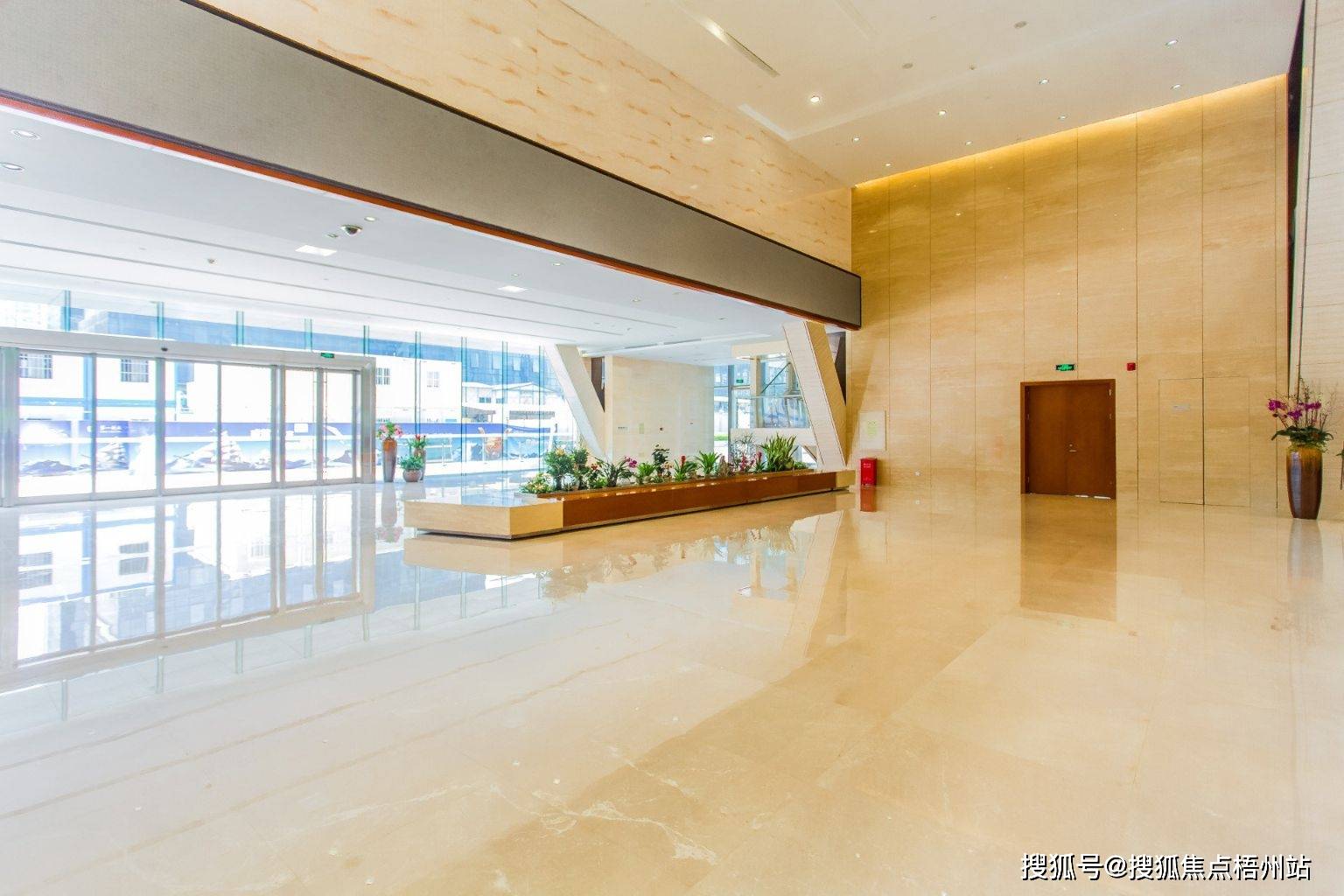 深圳投行大厦租120人独立办公室精装修带家具交通便利可注册