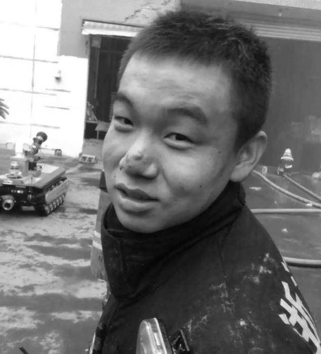 原创杭州牺牲00后消防员1岁丧父3岁丧母哥哥患智障女友留言泪目