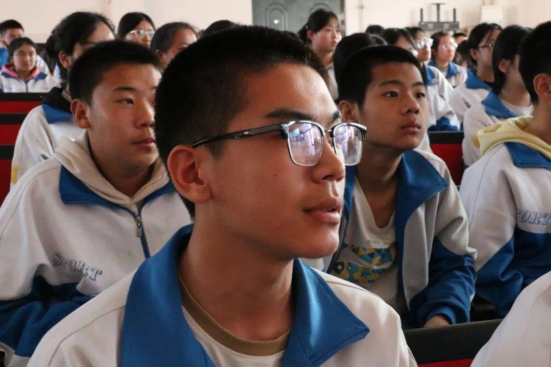 原创新疆五家渠第二中学燃烧青春追逐梦想励志讲座举办