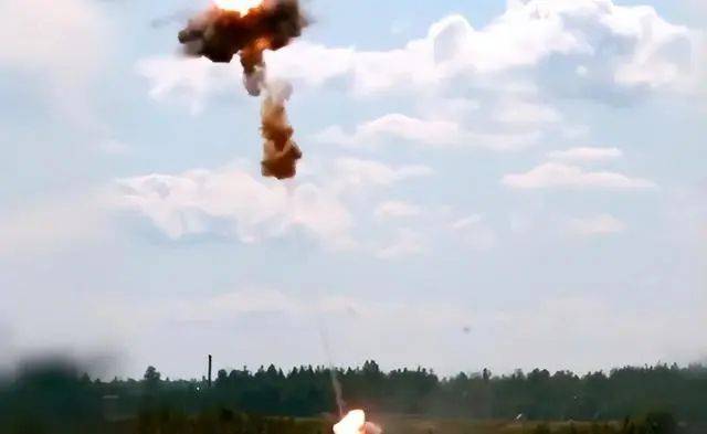 原创80年代解放军两大新式反坦克地雷专炸车底81式和电磁感应的84式