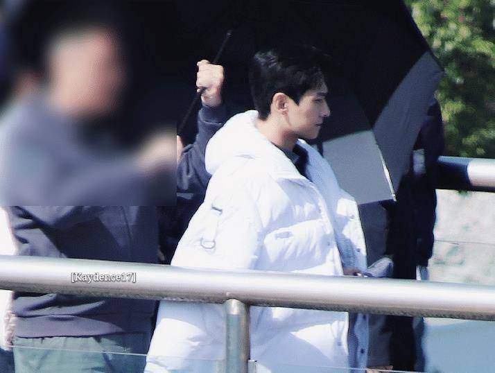 那么这次最新的路透照就是杨洋在休息时的啦,助理在旁边帮他打着伞,而