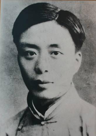 他不仅是一位诗人,也是战士,他的诗堪称经典,语文课本里最常见_艾青