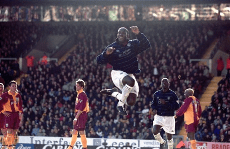 原创27岁贵为英超与欧冠的双料金靴29岁沦为曼联替补悍将自毁前程