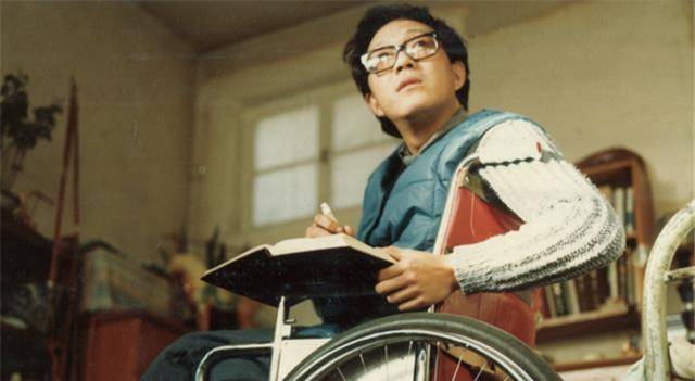 史铁生:21岁瘫痪,31岁执笔坚持写作28年,脑溢血去世,一生励志_卡尔刘