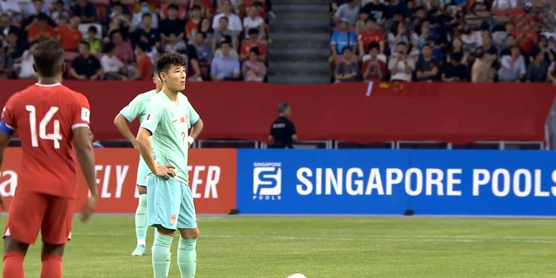 武磊和张宇宁搭档锋线,后面是费南多,谢鹏飞,李源一和王上源,再后面是