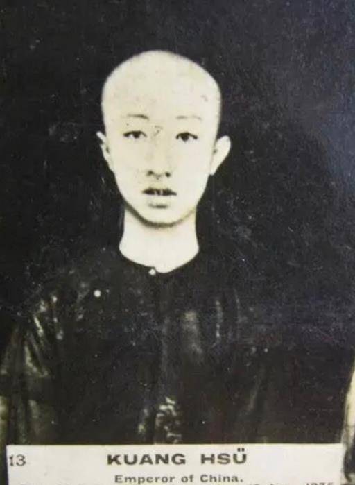 冲龄即位,生父醇亲王吓得当场昏厥或许他在望着落霞满天时,也曾悲叹