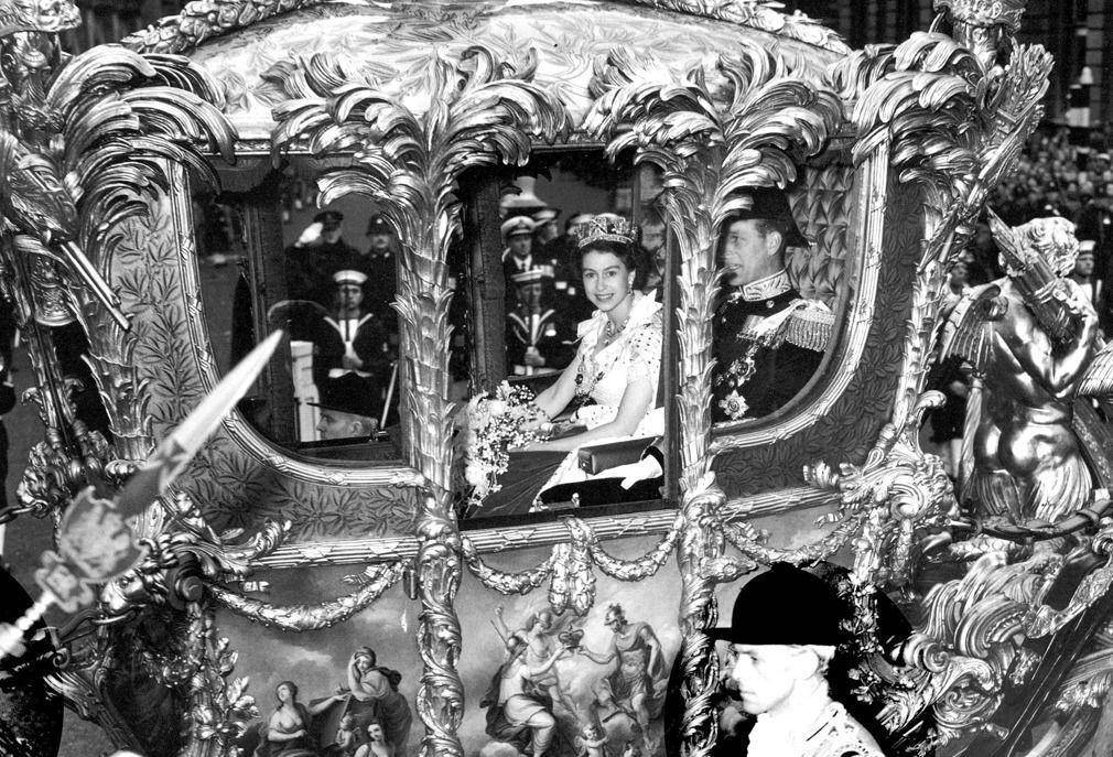 原创伊丽莎白二世加冕礼女王吐槽王冠太重连丈夫也要跪地宣誓效忠