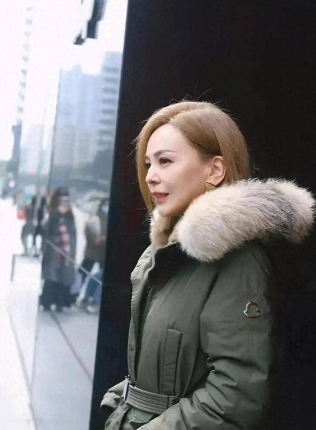 53岁王琳参加浪姐5一头短发超干练走起来带风气场超强大