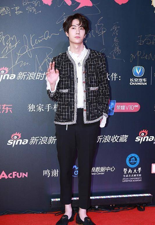 原创王一博短发看起来有点呆但穿小香风外套配银链时尚感还在